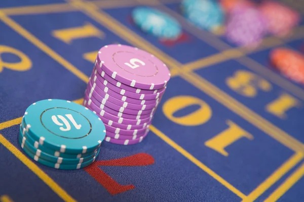 Dealer management and settlement system Dealer interface for card distribution and hand settlement